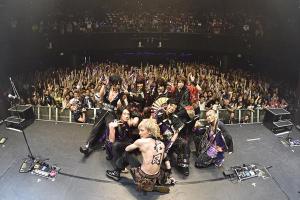 Picture with the crowd! Photo credit: Wagakki Band on Twitter